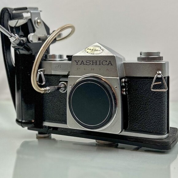 YASHICA J Penta 35mm Film Camera with Shutter Release Grip - Picture 8 of 10